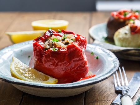 Традиционно гръцко ястие Йемиста – пълнени постни домати, патладжани и чушки на фурна - снимка на рецептата